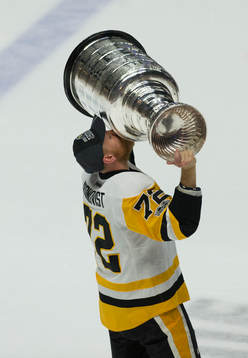 Pittsburgh Penguins Patric Hörnqvist lifts the Stanley Cup