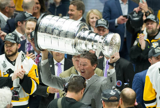 Pittsburgh Penguins owner Mario Lemieux raises the Stanley