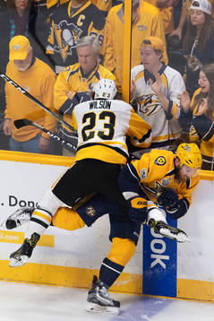 Pittsburghs Scott Wilson tacklar Nashvilles Yannick Weber