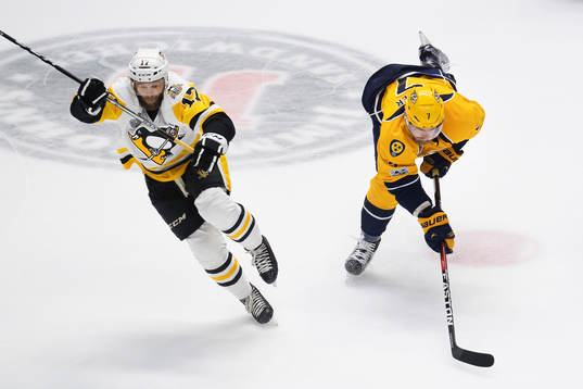 Pittsburghs Bryan Rust och Nashvilles Yannick Weber