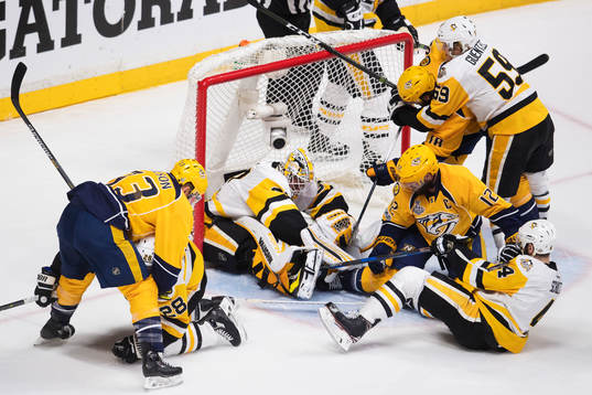 Stökigt framför Pittsburghs målvakt Matthew Murray