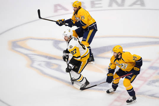 Pittsburghs Sidney Crosby och Nashvilles Craig Smith och