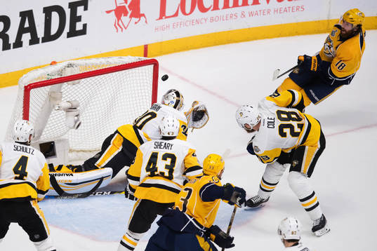 Nashvilles James Neal (t h) skjuter utanför mål