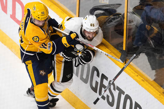 Nashvilles Colton Sissons tacklar Pittsburghs Ron Hainsey