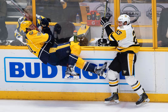 Nashvilles Mattias Ekholm blir tacklad av Pittsburghs Scott