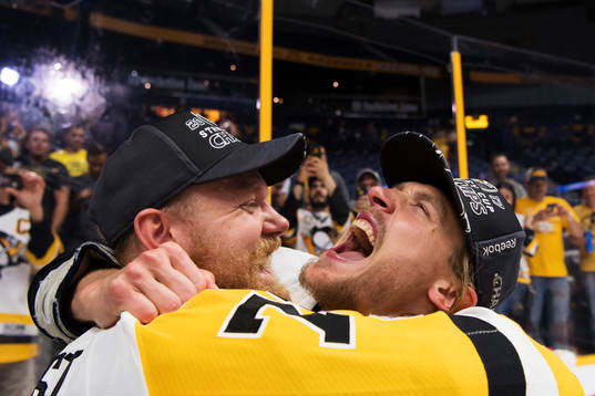 Pittsburghs Patric Hörnqvist och Carl Hagelin jublar