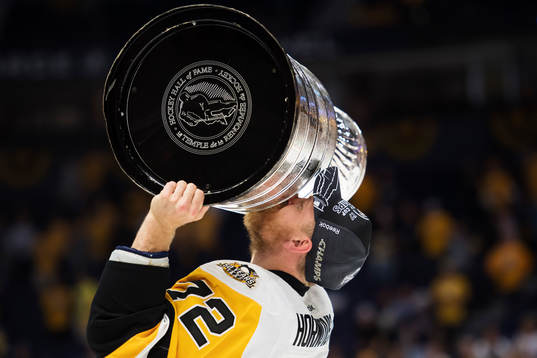 Pittsburghs Patric Hörnqvist kysser Stanley Cup-pokalen