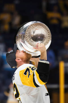 Pittsburghs Patric Hörnqvist kysser Stanley Cup-pokalen