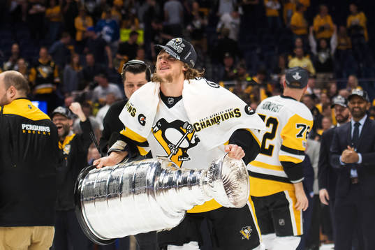 Pittsburghs Carl Hagelin jublar med Stanley Cup-pokalen