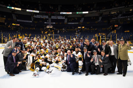 Pittsburghs spelare och ledare jublar med Stanley