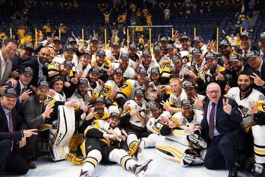 Pittsburghs spelare och ledare jublar med Stanley