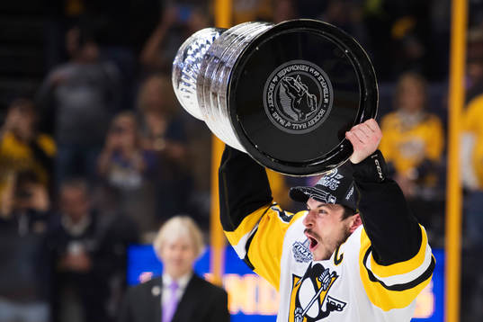 Pittsburghs Sidney Crosby jublar med Stanley Cup-pokalen