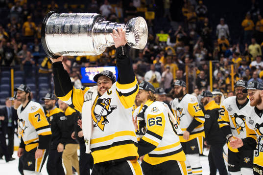 Pittsburghs Sidney Crosby jublar med Stanley Cup-pokalen