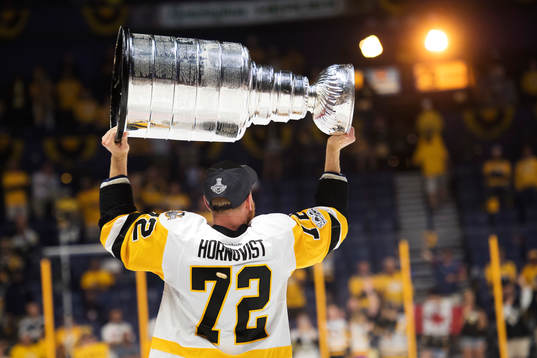 Pittsburghs Patric Hörnqvist jublar med Stanley Cup-pokalen