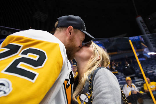 Pittsburghs Patric Hörnqvist kysser sin hustru Malin