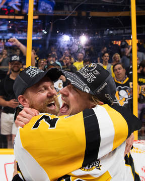 Pittsburghs Patric Hörnqvist och Carl Hagelin jublar
