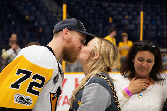 Pittsburghs Patric Hörnqvist kysser sin hustru Malin
