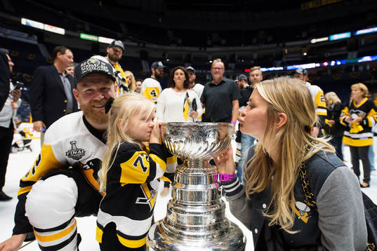 Pittsburghs Patric Hörnqvist med sin dotter Isabella och