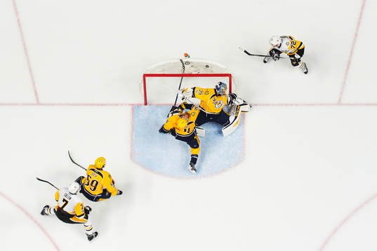 Pittsburghs Patric Hörnqvist gör 0-1 bakom Nashvilles