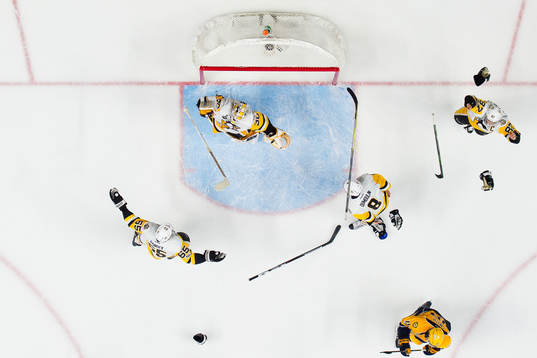 Pittsburghs Ron Hainsey, målvakt Matthew Murray, Brian