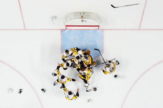 Pittsburghs spelare jublar