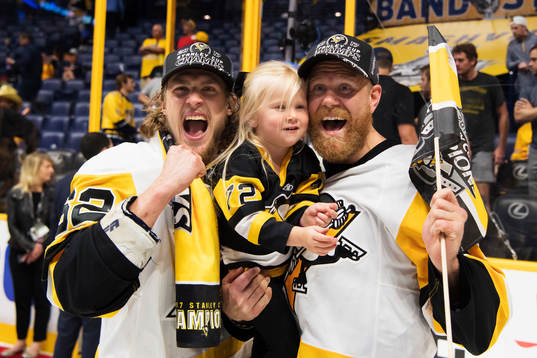 Pittsburghs Carl Hagelin och Patric Hörnqvist med dottern