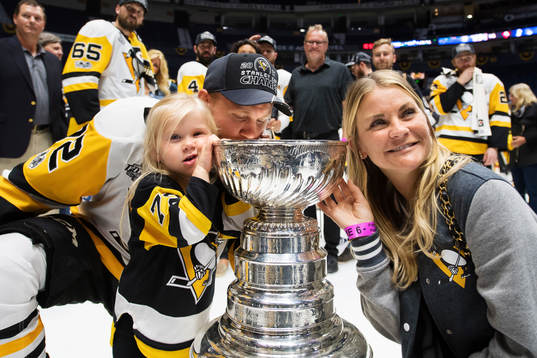 Pittsburghs Patric Hörnqvist med sin dotter Isabella och
