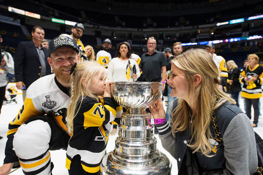 Pittsburghs Patric Hörnqvist med sin dotter Isabella och
