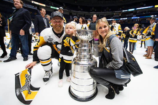Pittsburghs Patric Hörnqvist med sin dotter Isabella och