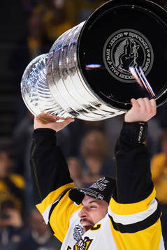Pittsburghs Sidney Crosby jublar med Stanley Cup-pokalen