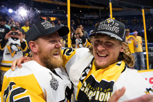 Pittsburghs Patric Hörnqvist och Carl Hagelin jublar