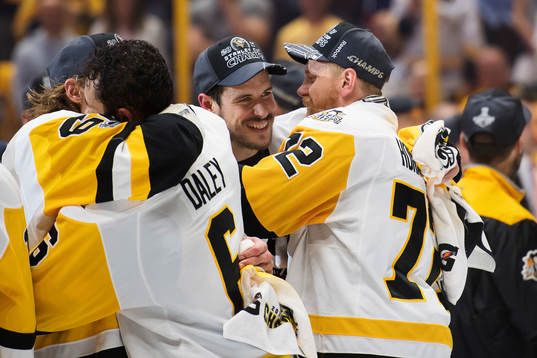 Pittsburghs Sidney Crosby och Patric Hörnqvist kramar om