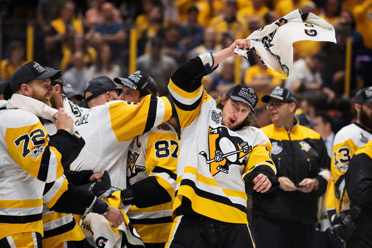 Pittsburghs Patric Hörnqvist ser på när Carl Hagelin