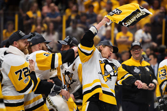 Pittsburghs Patric Hörnqvist ser på när Carl Hagelin