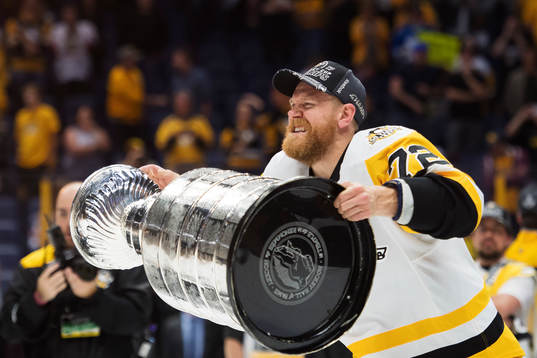 Pittsburghs Patric Hörnqvist jublar med Stanley Cup-pokalen