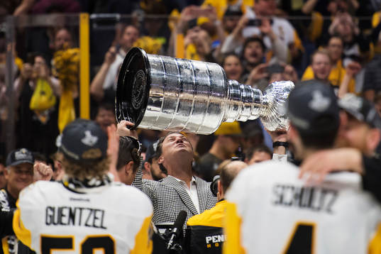 Pittsburghs ägare Mario Lemieux jublar med Stanley