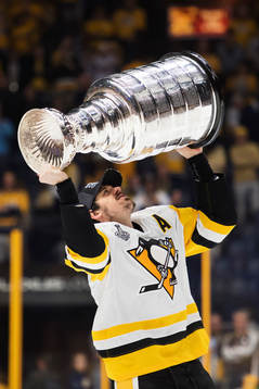 Pittsburghs Evgeni Malkin jublar med Stanley Cup-pokalen