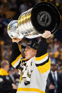 Pittsburghs Olli Määttä jublar med Stanley Cup-pokalen