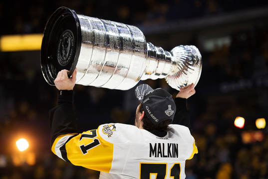 Pittsburghs Evgeni Malkin jublar med Stanley Cup-pokalen