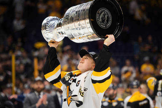 Pittsburghs Olli Määttä jublar med Stanley Cup-pokalen