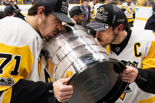 Pittsburghs Evgeni Malkin och Sidney Crosby kysser Stanley