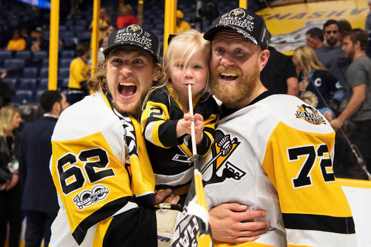 Pittsburghs Carl Hagelin och Patric Hörnqvist med dottern