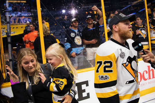 Pittsburghs Patric Hörnqvist med hustrun Malin och dottern