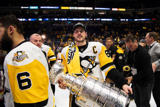 Pittsburghs Sidney Crosby med Stanley Cup-pokalen