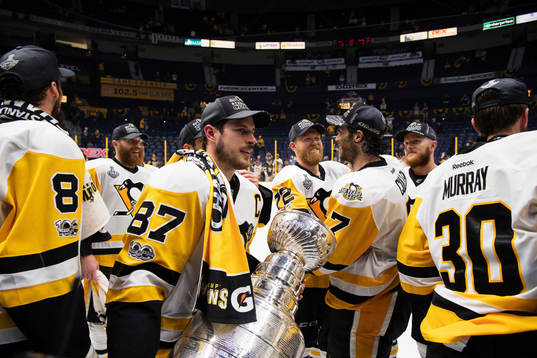 Pittsburghs Sidney Crosby med Stanley Cup-pokalen framför