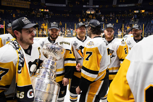 Pittsburghs Sidney Crosby med Stanley Cup-pokalen framför