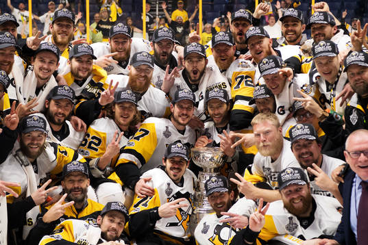 Pittsburghs spelare och ledare jublar med Stanley