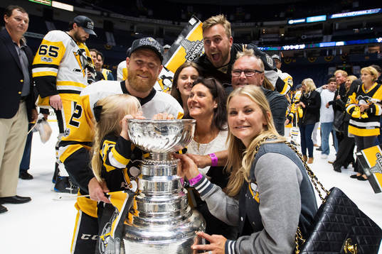 Pittsburghs Patric Hörnqvist med sin dotter Isabella och