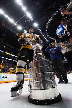 Pittsburghs Sidney Crosby med Stanley Cup-pokalen