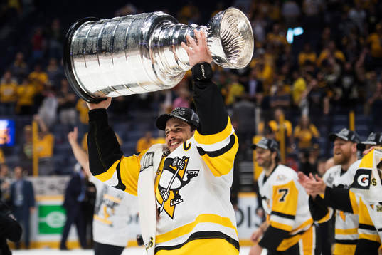Pittsburghs Sidney Crosby jublar med Stanley Cup-pokalen